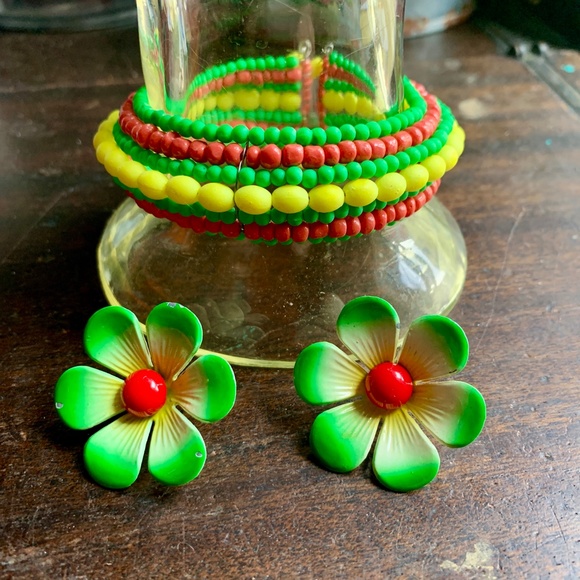 💚 Vintage 70's Lime Green Flower Clips & Beaded Yellow, Green & Orange Bracelet - Picture 9 of 10